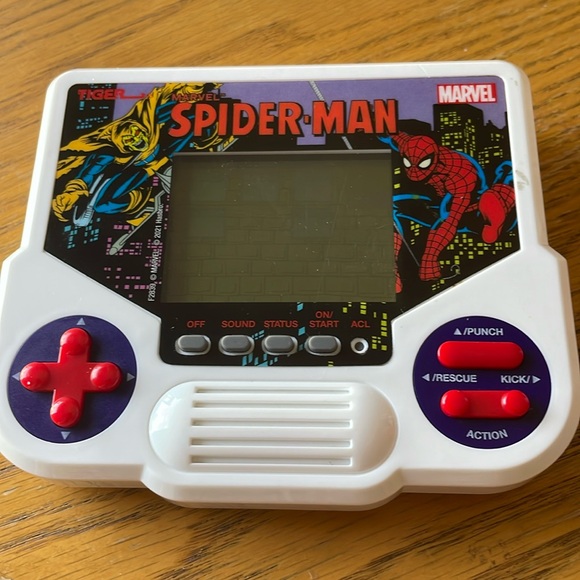 Tiger Electronics Marvel Spider-Man Electronic LCD Video Game - Picture 1 of 3